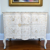 Commode incrustée de nacre à 2 tiroirs incurvés et motif floral blanc